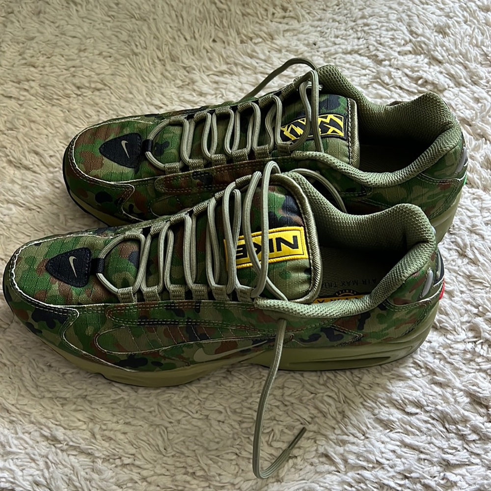 Brand new never worn men’s camo Nike air max triax